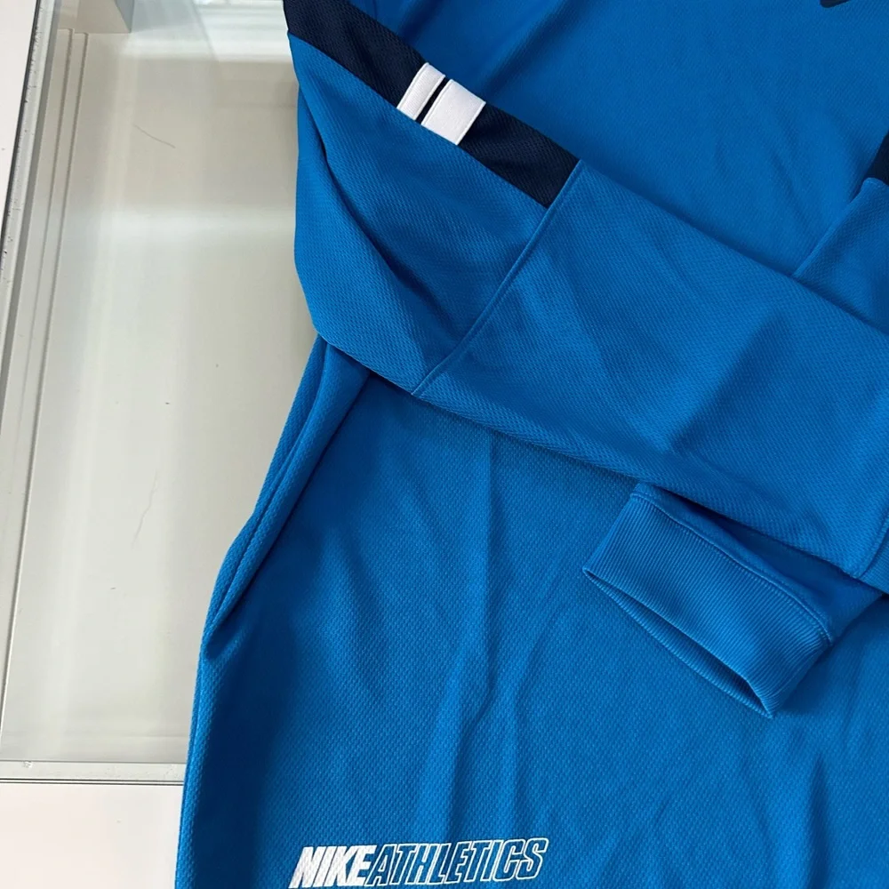 Nike - Picture 2 of 3